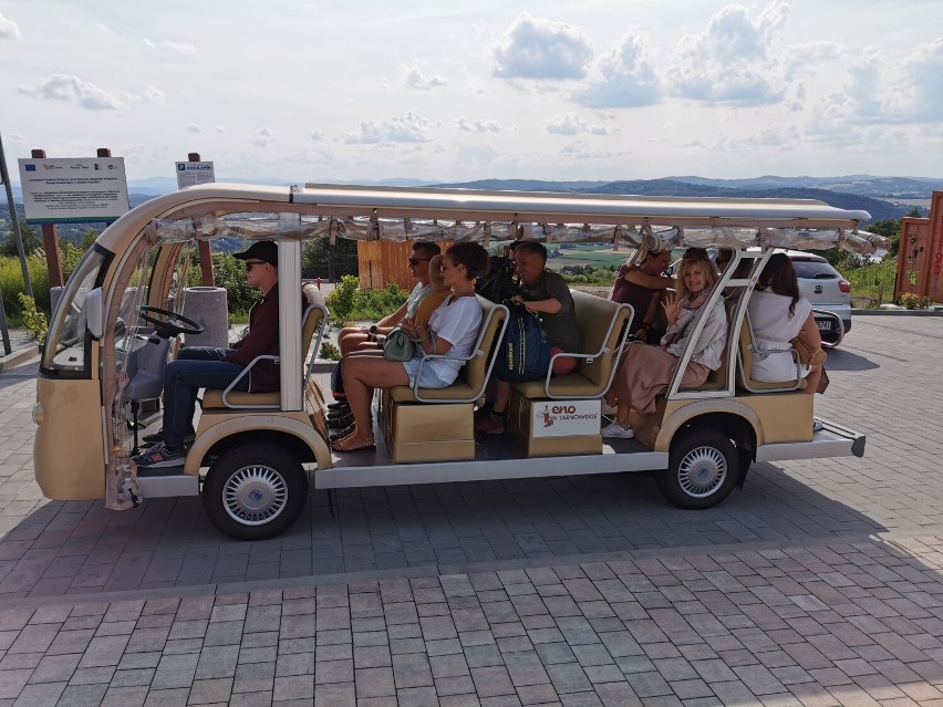 W weekendy elektryczny pojazd wozi turystów po regionie