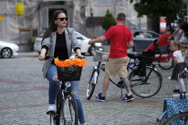 Rowerowa Masa Krytyczna to cykliczna impreza, w której uczestnicy przemierzają trasę przez Toruń, oczywiście rowerami. Na masach krytycznych nie brakuje także pięknych pań. Zobaczcie zdjęcia tych, które uchwycili nasi fotoreporterzy.

Przypominamy, że najbliższa Rowerowa Masa Krytyczna już w najbliższą sobotę o 17! Tym razem z okazji Dnia bez Samochodu.

Zobacz też:
"Skończysz jak Adamowicz" - taki list dostał rektor UMK.
100 kg nielegalnego tytoniu w Toruniu!