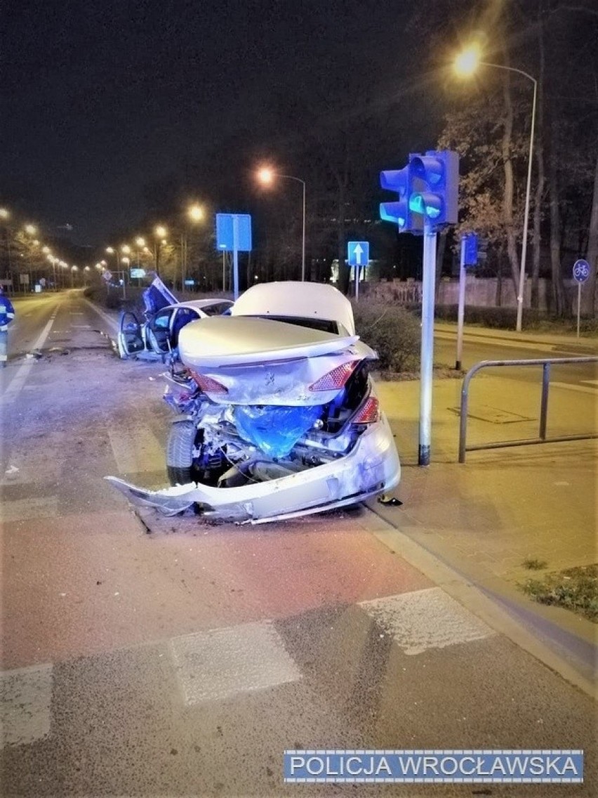 Wrocław. Pijany kierowca BMW staranował inne auto. Zobaczcie zdjęcia