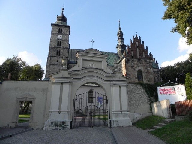 Kolegiata powstała w Opatowie w II połowie XII wieku. Zbudowano ją w stylu romańskim i gotyckim. Warto zwr&oacute;cić uwagę na widoczne na zdjęciu po prawej stronie skrzydło transeptu i sygnaturkę. Fot. Krzysztof Krzak