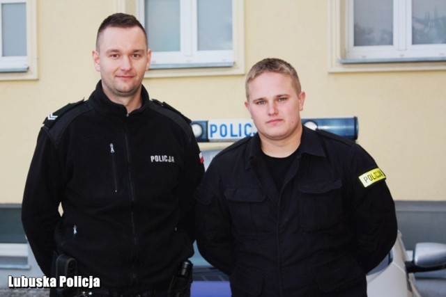 Policjanci wspólnie ze strażakami ewakuowali rodzinę z płonącego mieszkania.