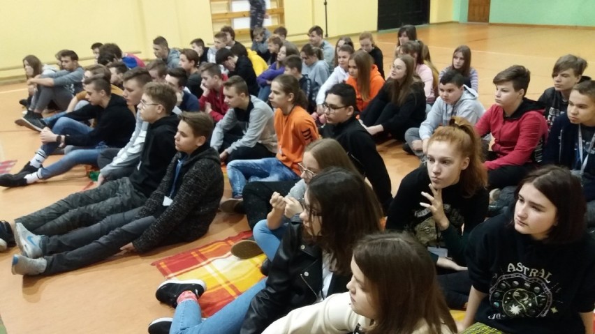 Funkcjonariusz Urzędu Celno-Skarbowego mówił w szkole o zagrożeniach związanych z hazardem [ZDJĘCIA]