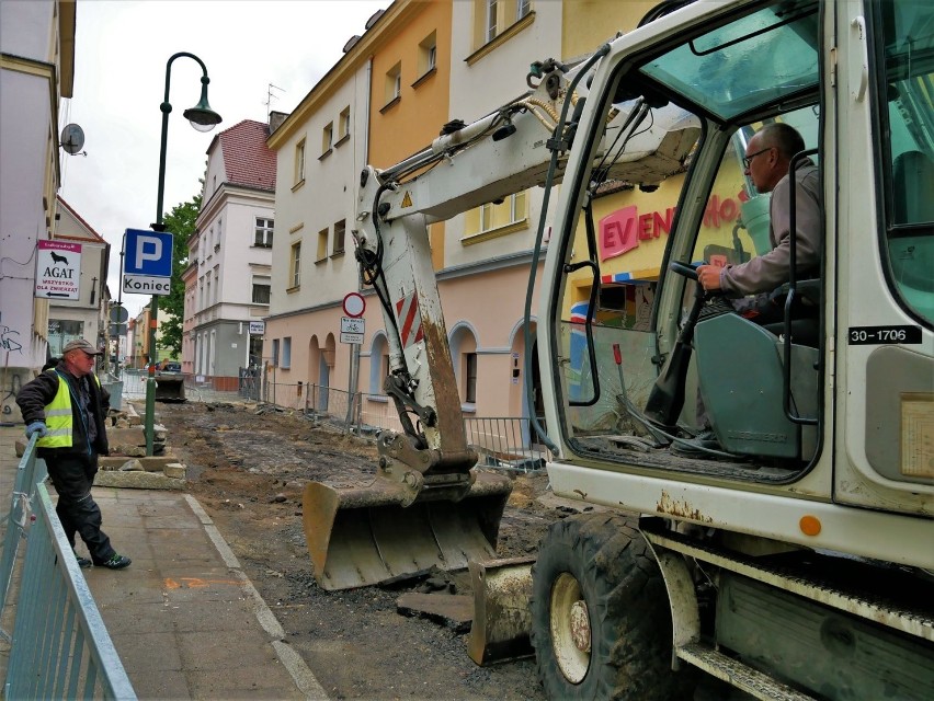 Przebudowa ulicy Staromiejskiej w Opolu. Zniszczony asfalt i betonowe płytki zastąpi kamienna kostka