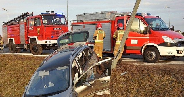 Na DK nr 10 zderzyły się dwa auta osobowe, w których podróżowało łącznie siedem osób