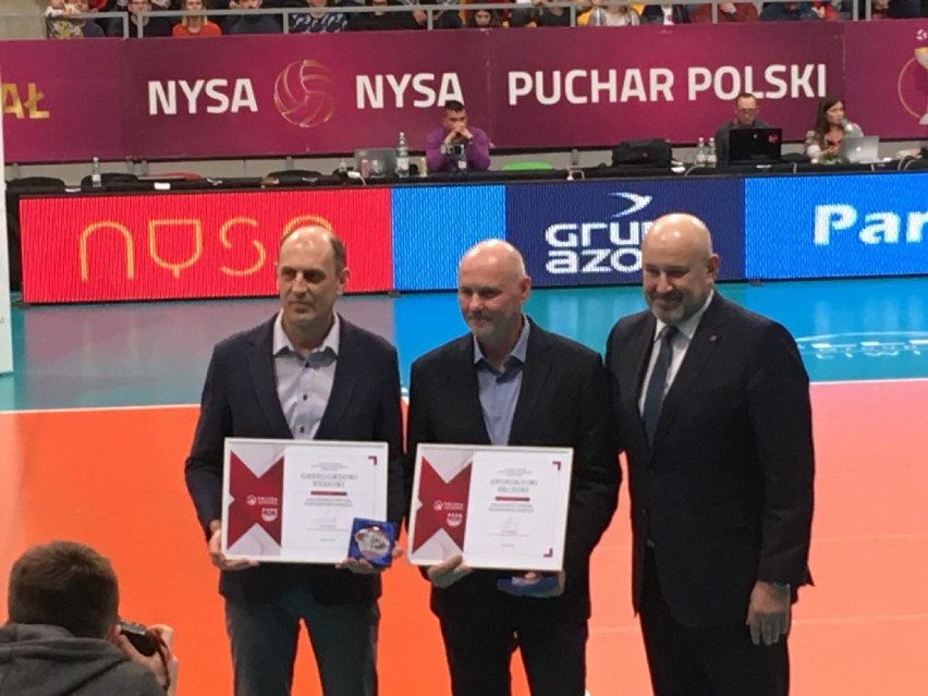 Grzegorz Ryś z Nysy z uhonorowany w trakcie Pucharu Polski siatkówki kobiet
