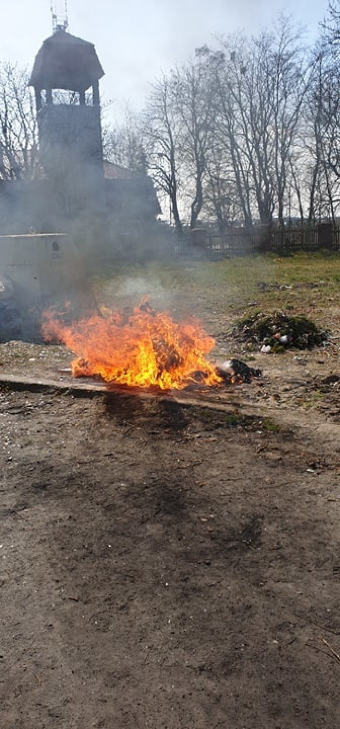 Pożar kontenera na śmieci na cmentarzu w Książu Wlkp.