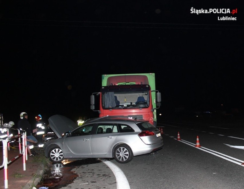 Wypadek na obwodnicy Lublińca. Ciężarówka zderzyła się z osobowym oplem. Trzy osoby ranne [ZDJĘCIA]