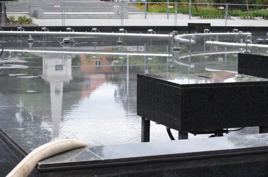 Głogów: Nowa fontanna w Parku Słowiańskim już napełnia się wodą. Ma działać z muzyką i światłem!