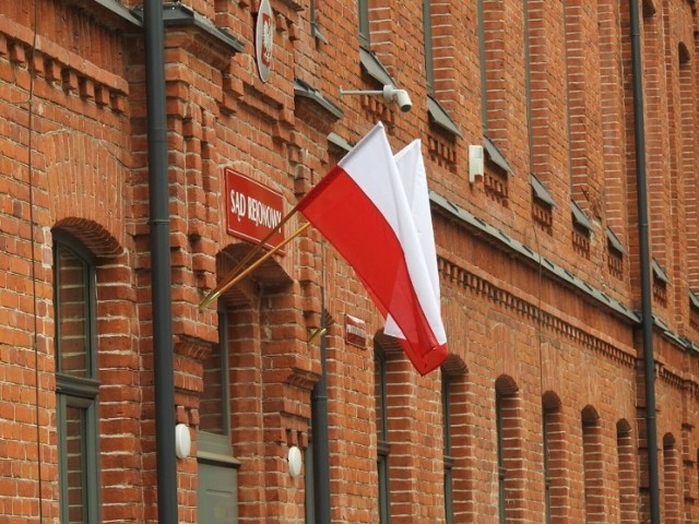 Sąd Rejonowy w Zambrowie zdecydował, że wezwanie do stawiennictwa tym razem dostarczy świadkowi nie poczta, a policja