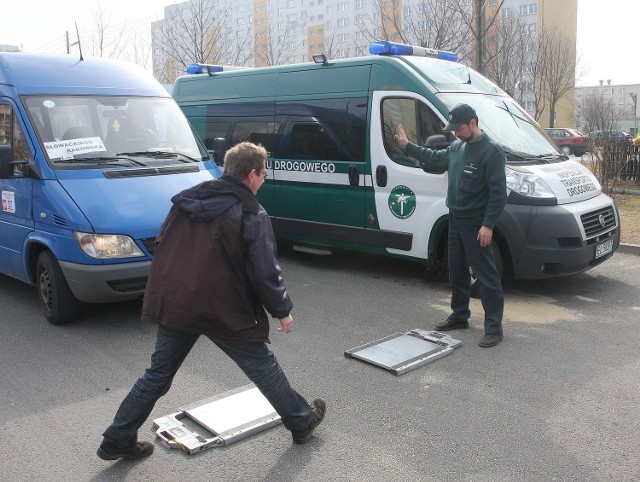 &#8233;Inspektorzy skontrolowali 18 busów, zatrzymano 10 dowodów rejestracyjnych