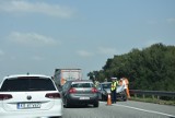 Wypadek w Knurowie na autostradzie A1. Osobówka odbiła się od dwóch ciężarówek i wylądowała na barierkach - ZDJĘCIA