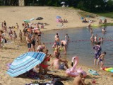 Zalew w Przedborzu czeka na turystów. Odpoczynek na plaży i nad wodą [ZDJĘCIA]