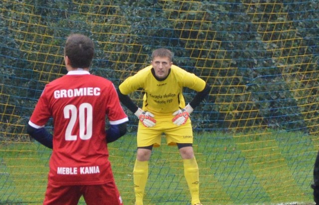 Jakub Księżarczyk udanymi interwencjami skutecznie zniechęcał graczy Dębu Paszkówka do zdobycia gola.