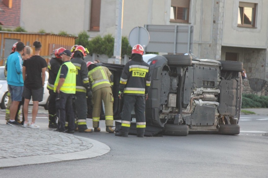 Wypadek dwóch samochodów na rondzie Fontenay-le-Comte w Krotoszynie [ZDJĘCIA]              