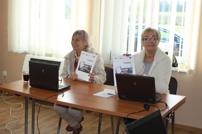 Grupa seniorów z gminy Postomino szkoli się z obsługi komputerów 