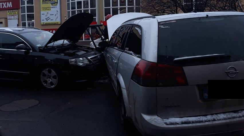 Trzy samochody zderzyły się w centrum Stargardu. Przebiły barierki. Sprawca pijany 