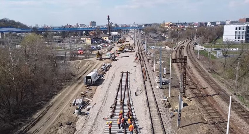 Kraków. Między stacją Kraków Płaszów a centrum miasta powstają dodatkowe tory dla SKA. Zobacz, jak kolejarze zmieniają Kraków [ZDJĘCIA]