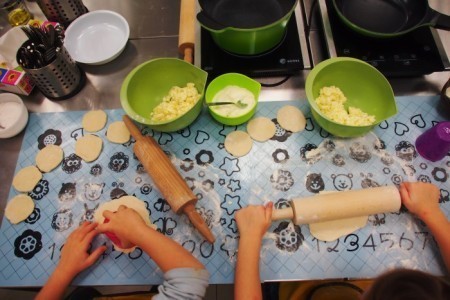 Warsztaty kulinarne dla dzieci - lepienie pierogów w Akademii Młodego Kucharza