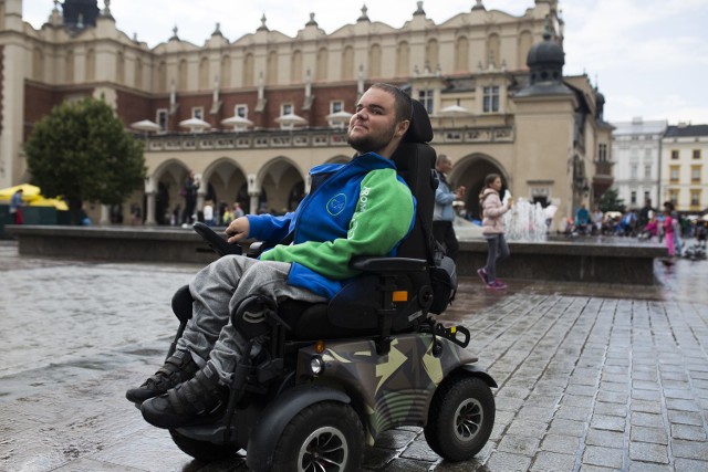 Bartek Rzońca jedzie przez Polskę na elektrycznym wózku inwalidzkim. Jego trasa liczy 900 kilometrów. Dzisiaj dotarł do Krakowa.
