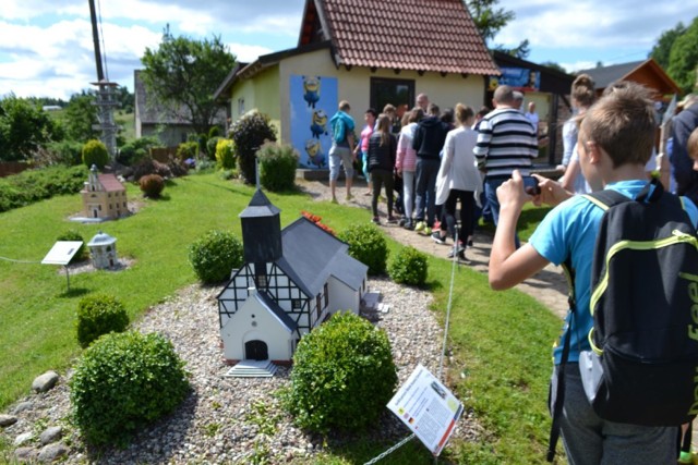 Dzięki inicjatywie "Dziennika Bałtyckiego" i Grzegorza Skrzypkowskiego, właściciela obiektów, dzieci z domów dziecka mogły spędzić dzień w Kaszubskim Parku Miniatur i Gigantów w Stryszej Budzie.