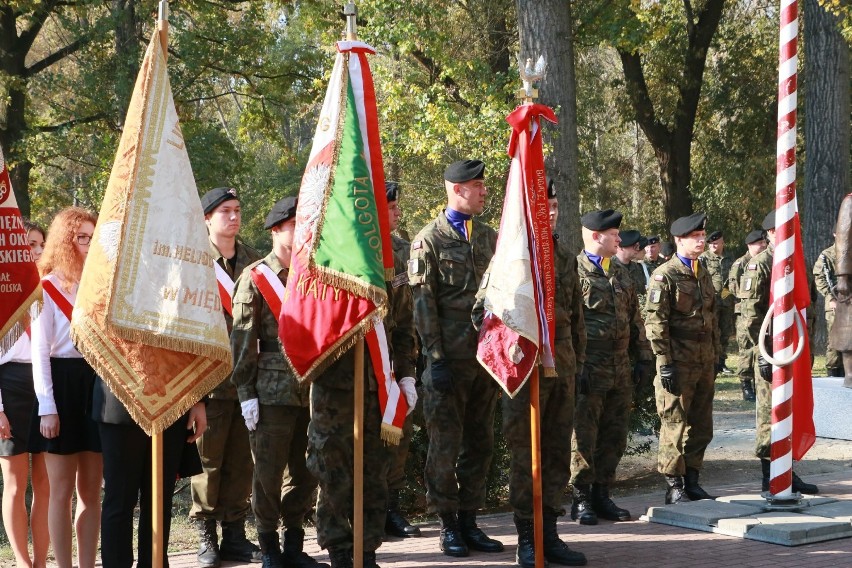 Pomnik przedstawia naturalnej wielkości postać gen. broni...