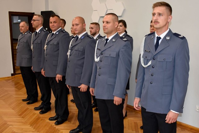 Głównym punktem uroczystości było odczytanie rozkazów personalnych i wręczenie aktów mianowania awansowanym funkcjonariuszom policji w Mogilnie