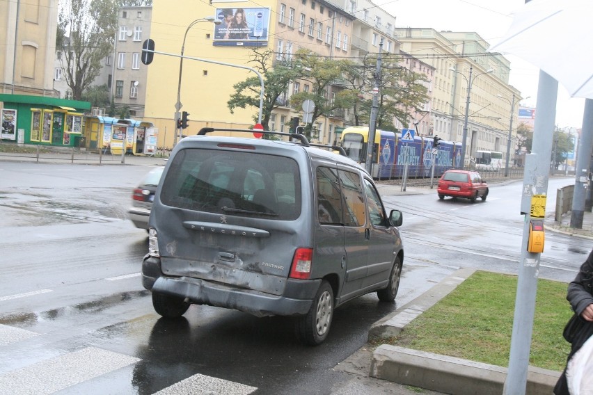 Wypadek na al. Kościuszki w Łodzi. Jedna osoba w szpitalu [ZDJĘCIA]