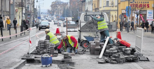 Uzupełnianie dziur na ul. Krakowskiej trwa w nieskończoność. Kierowcy  muszą często jeździć slalomem, żeby nie uszkodzić aut na wyrwach
