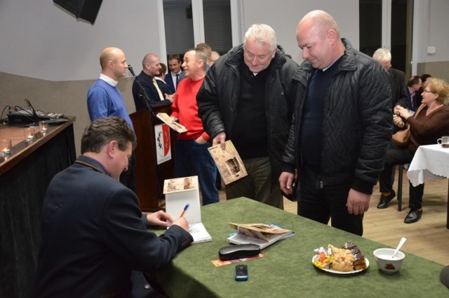 Adam Węsierski, autor książki po spotkaniu rozdawał autografy w swojej najnowszej publikacji o śliwickich rodach.