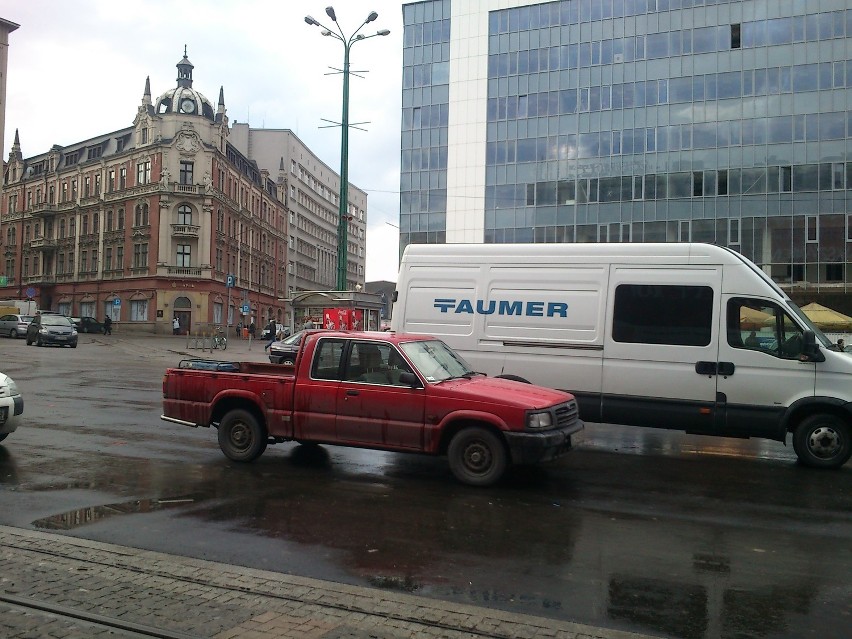 Rynek w Katowicach do 2014 będzie zalany asfaltem. Już stał się idealnym parkingiem w centrum