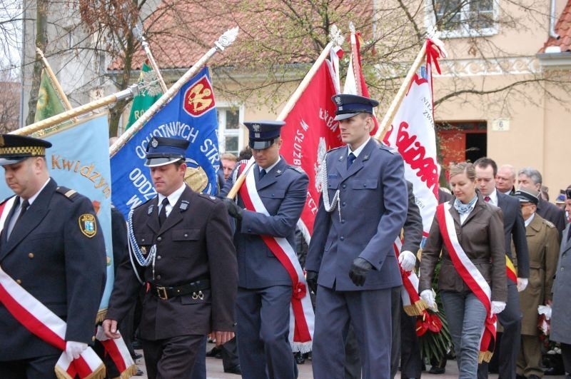 Kwidzyn: Przemarsz ulicami miasta i wspólne śpiewanie pieśni patriotycznych z okazji Święta 3 Maja