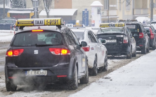Taksówkarze w Toruniu. Czy zima uratuję ich biznes?