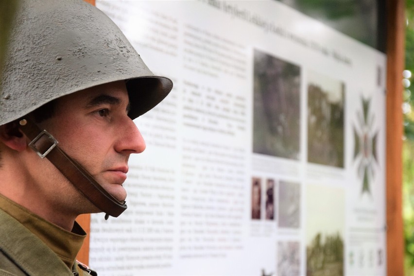 Odsłonięto tablicę upamiętniającą walki pod Sieradzem we Wrześniu 1939 roku. Inicjatywa Sieradzkich Detektywów Pól Bitewnych ZDJĘCIA