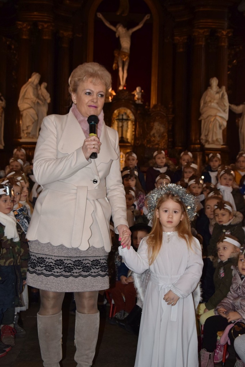 Koncert kolęd i pastorałek w kościele Franciszkanów w Wieluniu. Wystąpiły dzieci z Przedszkola nr 1 [ZDJĘCIA]