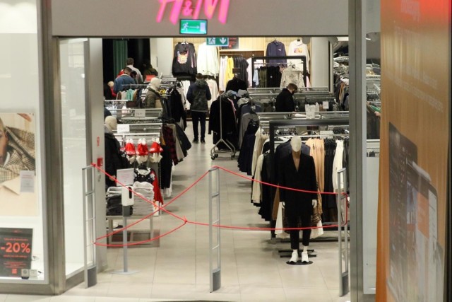 Czy wiesz, z jakiego kraju pochodzą te sieci handlowe?

H&M - sklepy odzieżowe
Sieć H&M (Hennes & Mauritz AB) pochodzi ze Szwecji. Została założona w 1947 r. Hennes to po szwedzku "dla niej". Po dokupieniu sklepu z odzieżą męską Mauritz Widforss zmieniono nazwę na Hennes & Mauritz. Jednak najwięcej sklepów H&M jest nie w Szwecji, a w Niemczech. H&M ma również takie marki sklepów jak: H&M Home, ARKET, Weekday, Monki, & Other Stories, Afound oraz COS (też ubrania).
Firma w 2020 r.  zamknęła 187 sklepów na całym świecie, a otworzyła 129, czyli w sumie liczba sklepów zmniejszyła się o 58. W 2021 planuje zamknąć 350 sklepów, a otworzyć 100 (m.in. pierwszy swój sklep w Panamie). 

Zobacz kolejne zdjęcia. Przesuwaj zdjęcia w prawo - naciśnij strzałkę lub przycisk NASTĘPNE