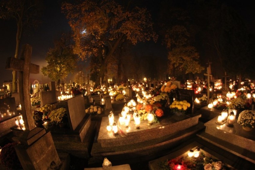 1 listopada na cmentarzu na Włostowicach