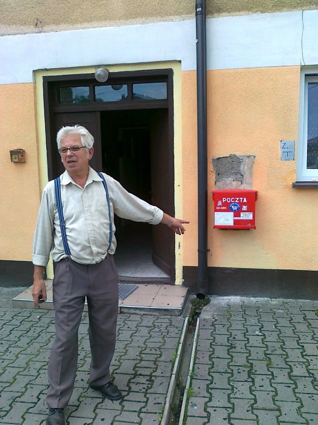 Jan Wojtal, szef OSP w Libiążu czeka aż poczta naprawi elewację