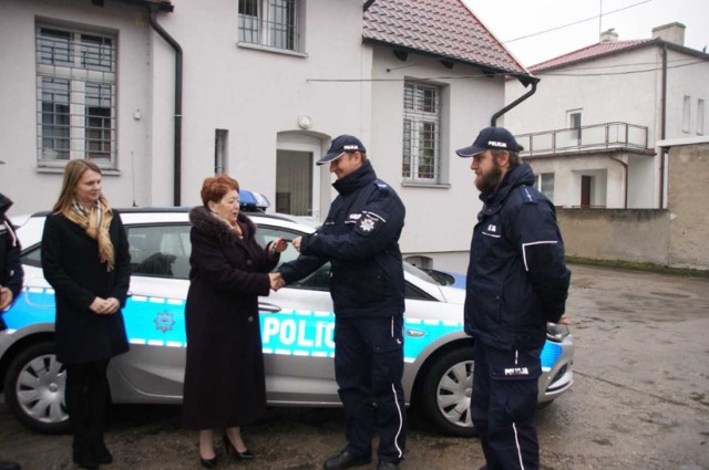 Kluczyki do opla astry burmistrz Solca Kujawskiego Teresa Substyk przekazała st. sierż. Mikołajowi Szefke 

Stop Agresji Drogowej. Odcinek 5


