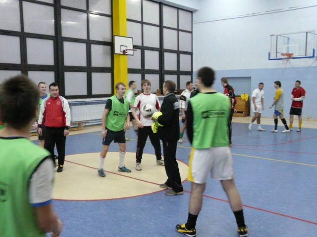 Piłkarze Mechanika Radomsko trenują w hali, ale mają już także zajęcia na boisku Orlika