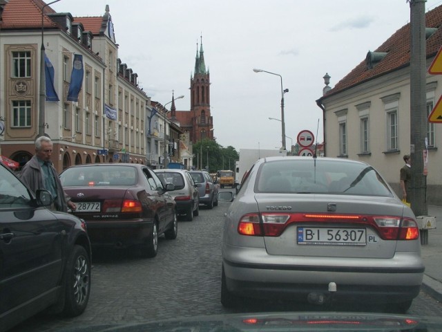 Korki w Białymstoku 20 lat temu. Co za auta, co za chaos!