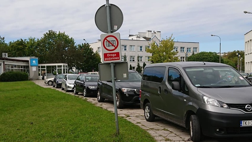 Bezmyślne parkowanie sprawia wielu kierowcom i pieszym...