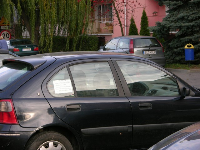 Autohandel na publicznym parkingu w Skierniewicach budzi niezadowolenie mieszkańców Widoku. Mieszkańcy bloku przy ul. Iwaszkiewicza skarżą się, że auta wystawione na sprzedaż zajmują miejsca na publicznym parkingu, przez co nie mają gdzie parkować swoich pojazdów.