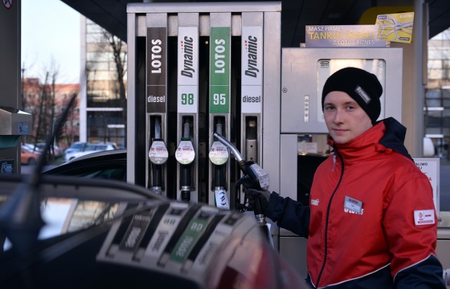 Ceny paliw w Warszawie poniżej 4 zł. Gdzie opłaca się tankować?