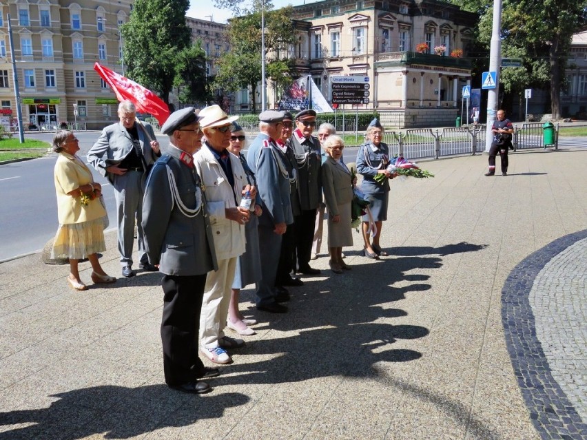 Święto Wojska Polskiego w Szczecinie. Kwiaty przed pomnikiem Piłsudskiego [ZDJĘCIA]