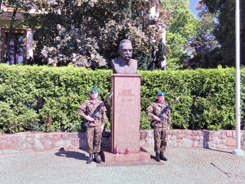Święto Wojska Polskiego w Szczecinie. Kwiaty przed pomnikiem Piłsudskiego [ZDJĘCIA]