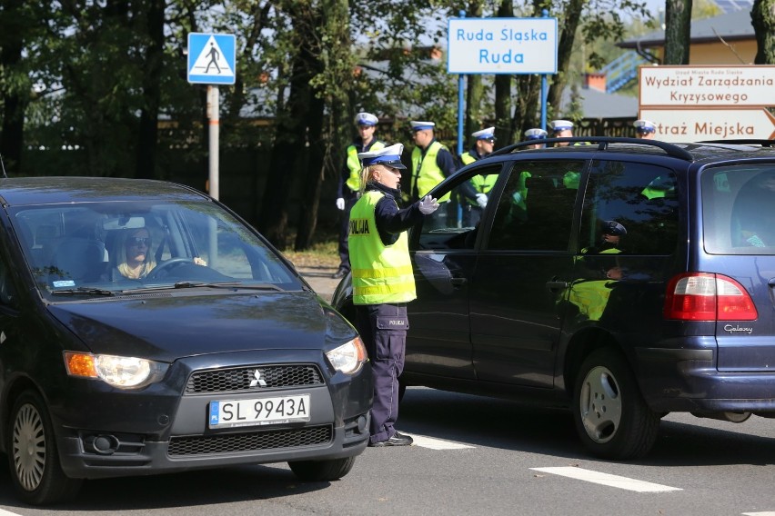 Młodzi adepci policji uczyli się kierować ruchem w Rudzie...