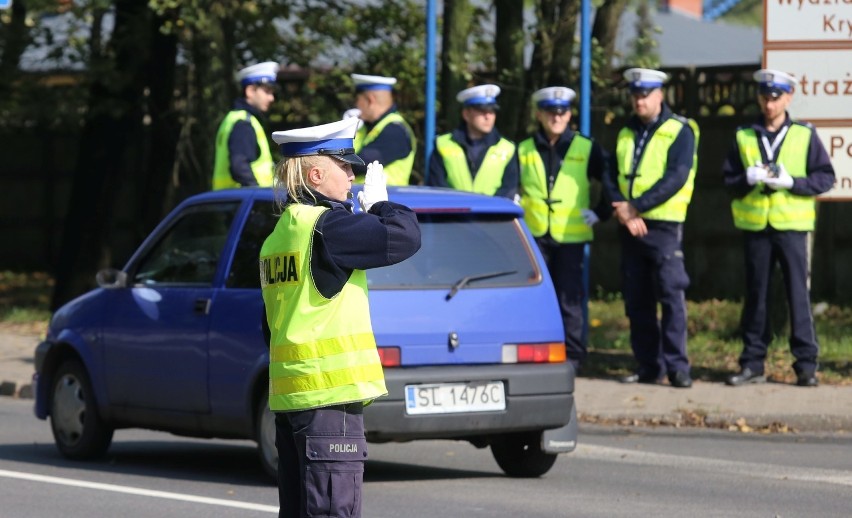 Młodzi adepci policji uczyli się kierować ruchem w Rudzie...