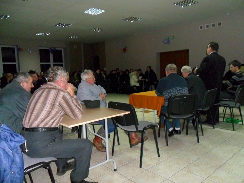 Lipia Góra - Burmistrz na zebraniu wiejskim tłumaczył się z planów wobec oświaty