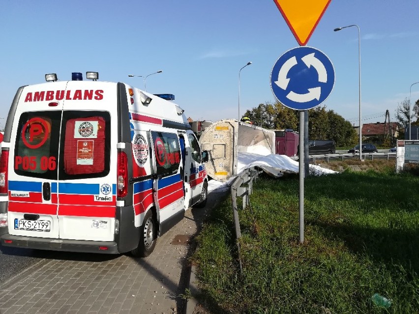 Na rondzie w Kiełczewie przewróciła się ciężarówka z solą FOTO