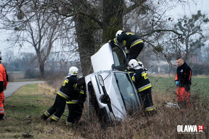 Wypadek w Marcinkowicach pod Wrocławiem. Pijany kierowca zaklinował się w aucie razem z pasażerem [ZDJĘCIA]